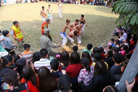 Trai Hà Nội cởi trần thi vật